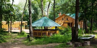 Октябрьский: Отель Домик в лесу