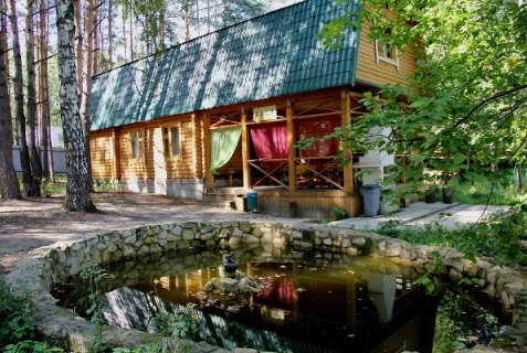 Октябрьский: Отель Домик в лесу