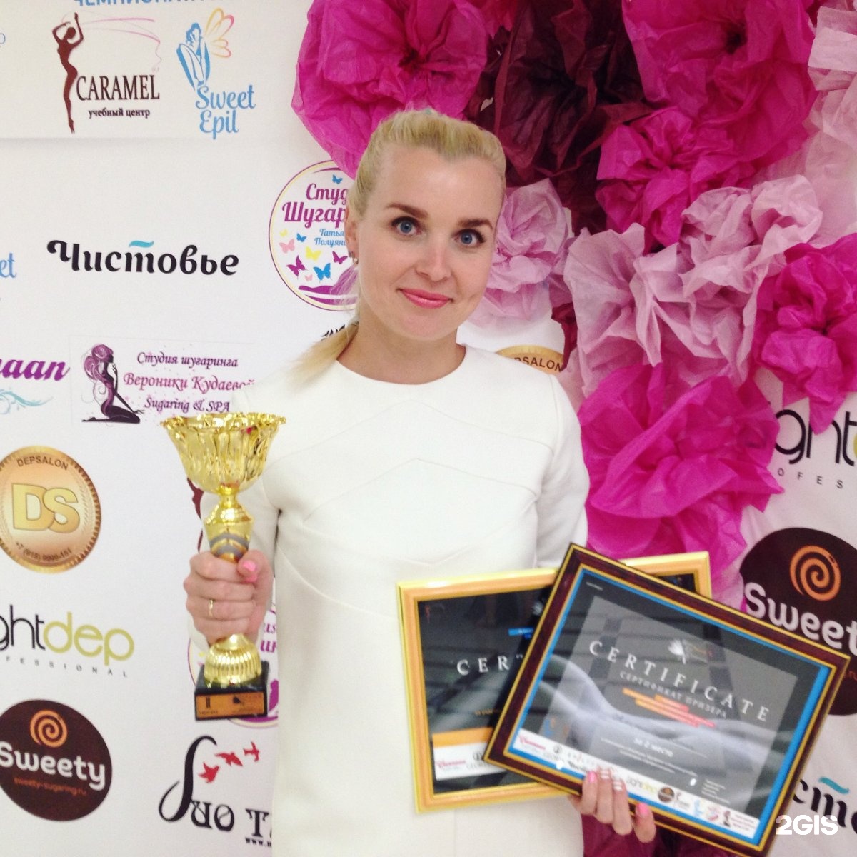 Салон лены лениной трц колумбус. Студия маникюра лены лениной. Студия лены лениной тц спектр. Парикмахерская лена волжский 18 мкр телефон. Лена парикмахер.