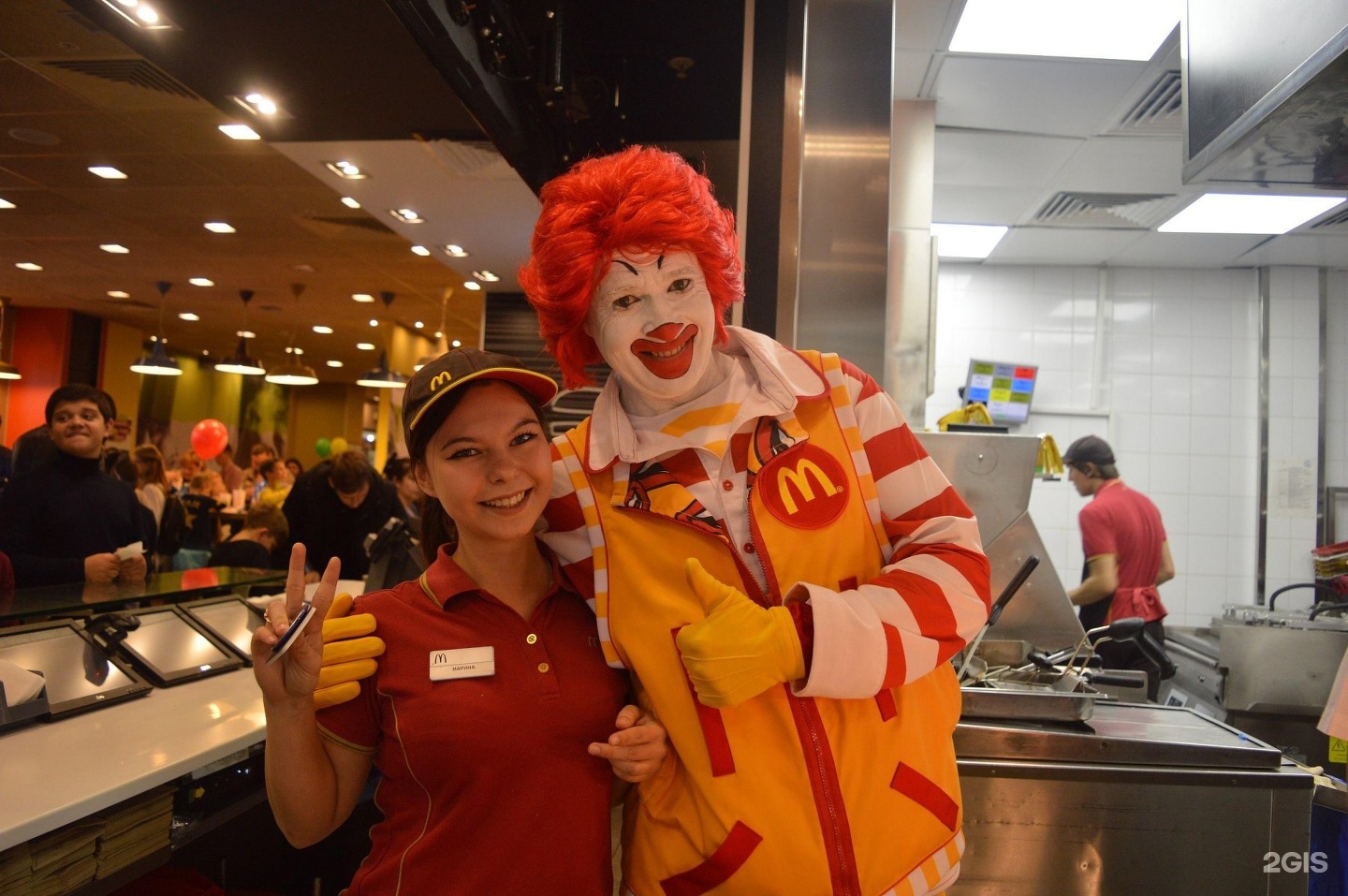 Derpixon mcdonalds. Макдональдс. Макдональдс клиенты. Сеть ресторанов макдональдс. Макдональдс посетители.