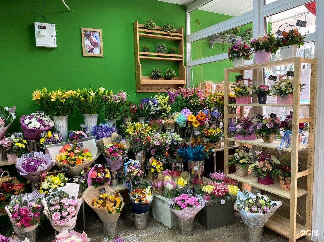Цветочный магазин свободный. Магазин цветов. Цветы магазинные. Цветочный бутик интерьер.