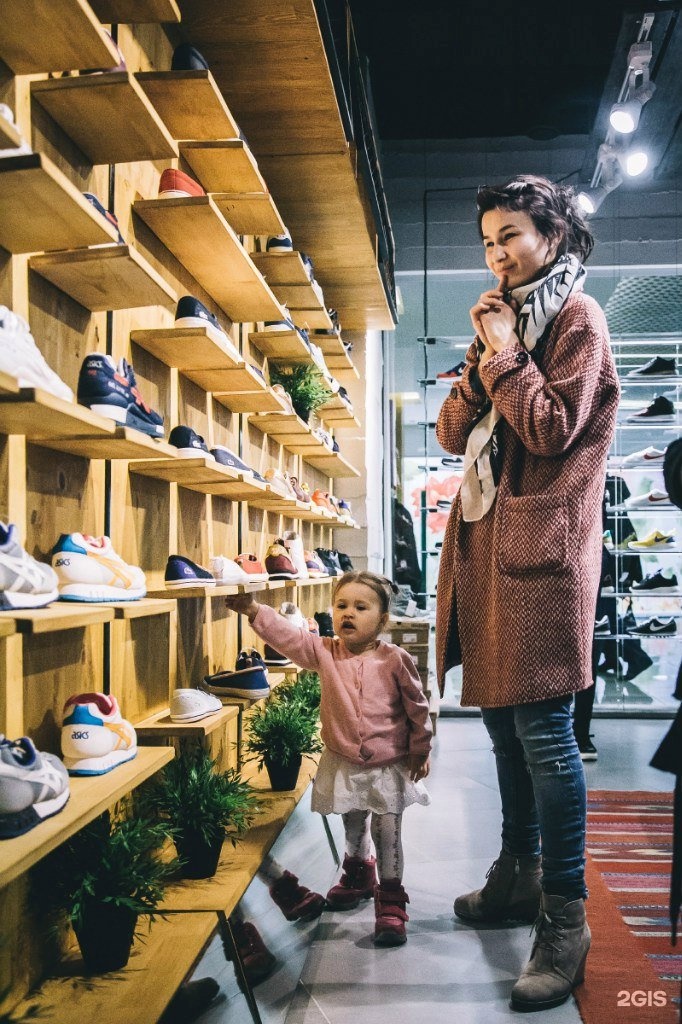 Магазины сникер томск изумрудный город. The sneaker томск. The sneaker томск. Sneaker томск. Продавец кроссовок.
