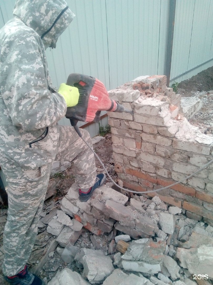 демонтаж 70. демонтаж бетона. можно демонтировать плитку отбойным молотком. демонтаж бетона экскаватором. разрушенное здание.