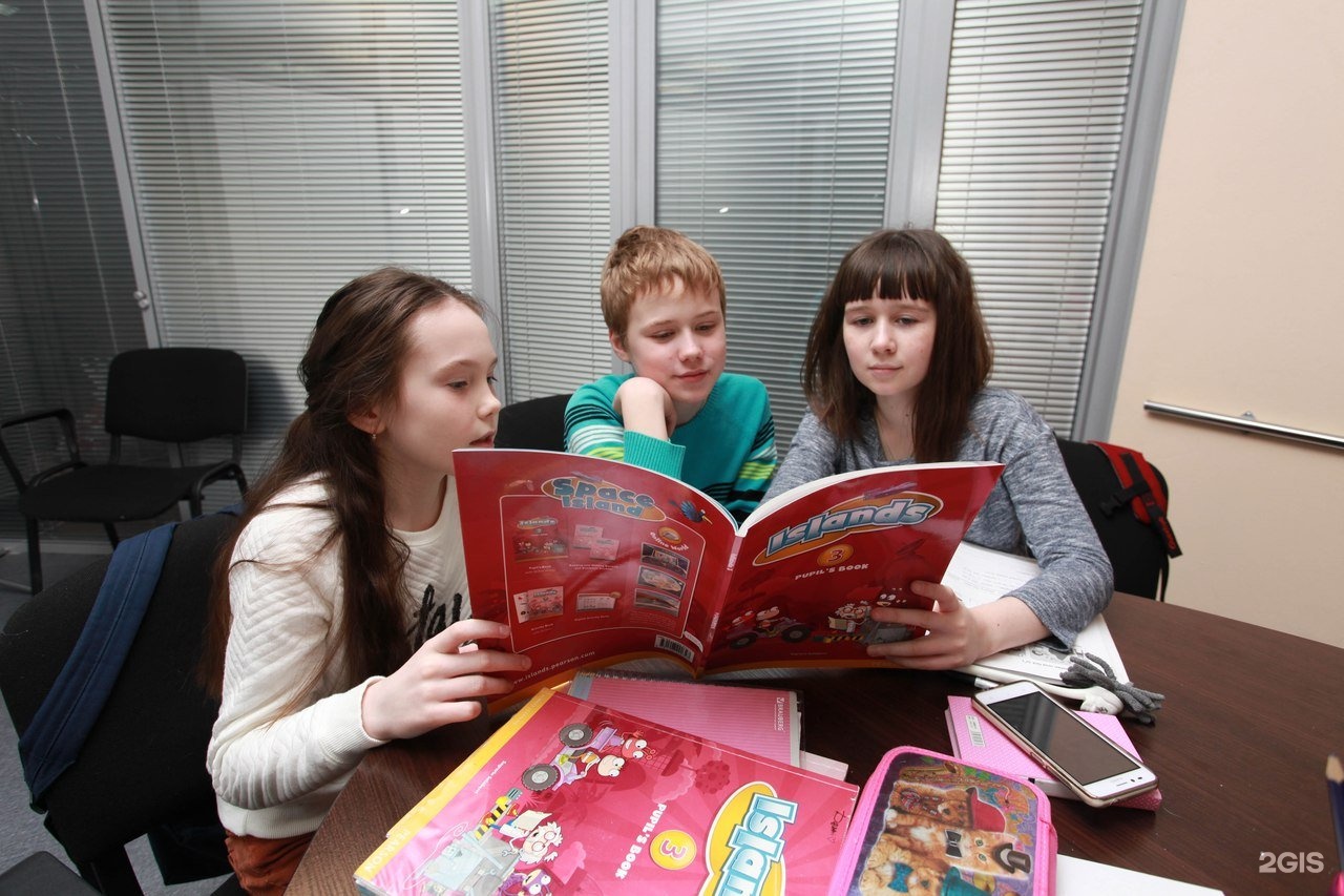 Language schools moscow. Бритиш скул в Москве. Хорошая школа в Москве для девочки. Английская школа в Москве. Джулия английская школа Москва.