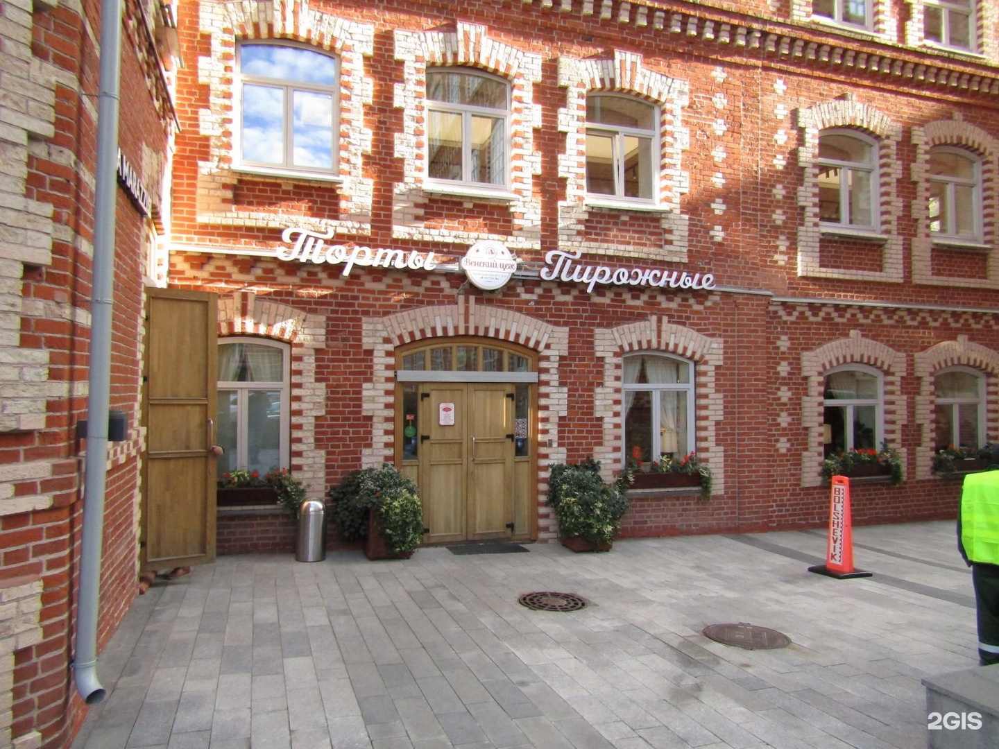 Фирменный магазин большевичка. Спб большевиков 2. Большевик часы работы. Фирменный магазин большевик. Большевик запчасти для грузовиков минеральные воды.