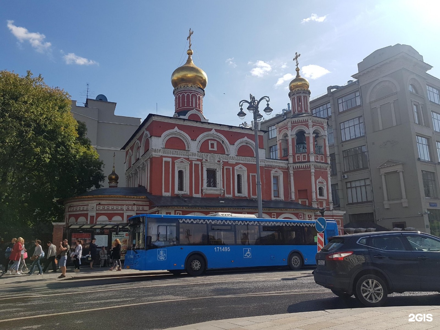 Славянская площадь фото. Славянская площадь, д. 2 храм. Храм трех святителей на Кулишках фотографии. Храм всех святых на Кулишках отец Мартирий. Славянская площадь Москва.