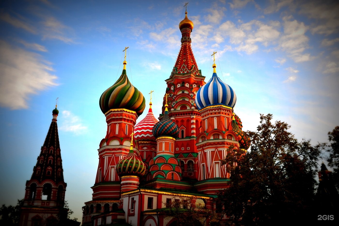 И соборов есть также. Храм Покрова (Василия Блаженного) в Москве. Храм Василия Блаженного Московского Кремля.