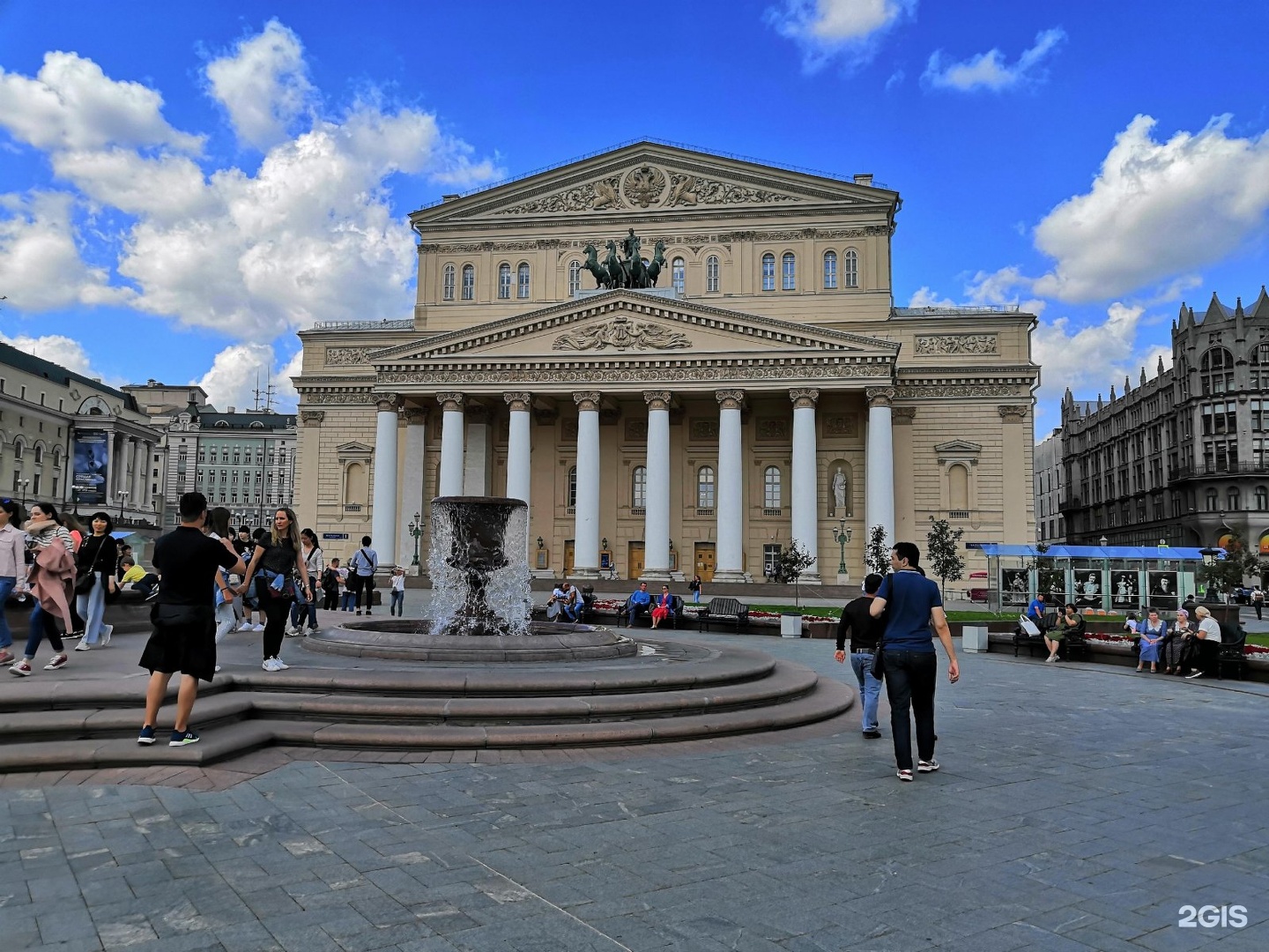 площадь у большого театра москва