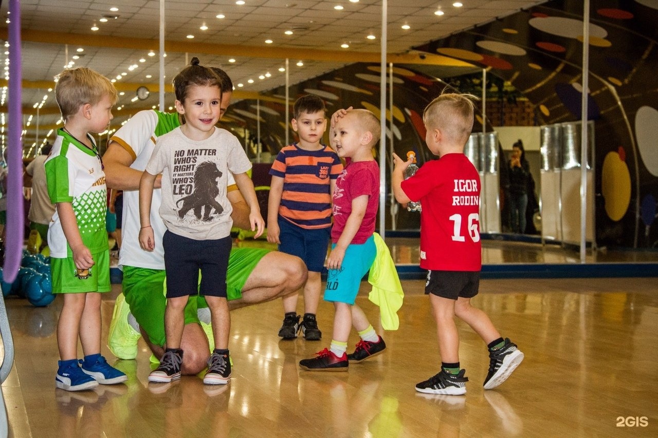 Детская школа футбола в Москве. Kinderbase футбольная школа. Футбольная школа 1728 Москва контакты. Киндербол на Седова 12.