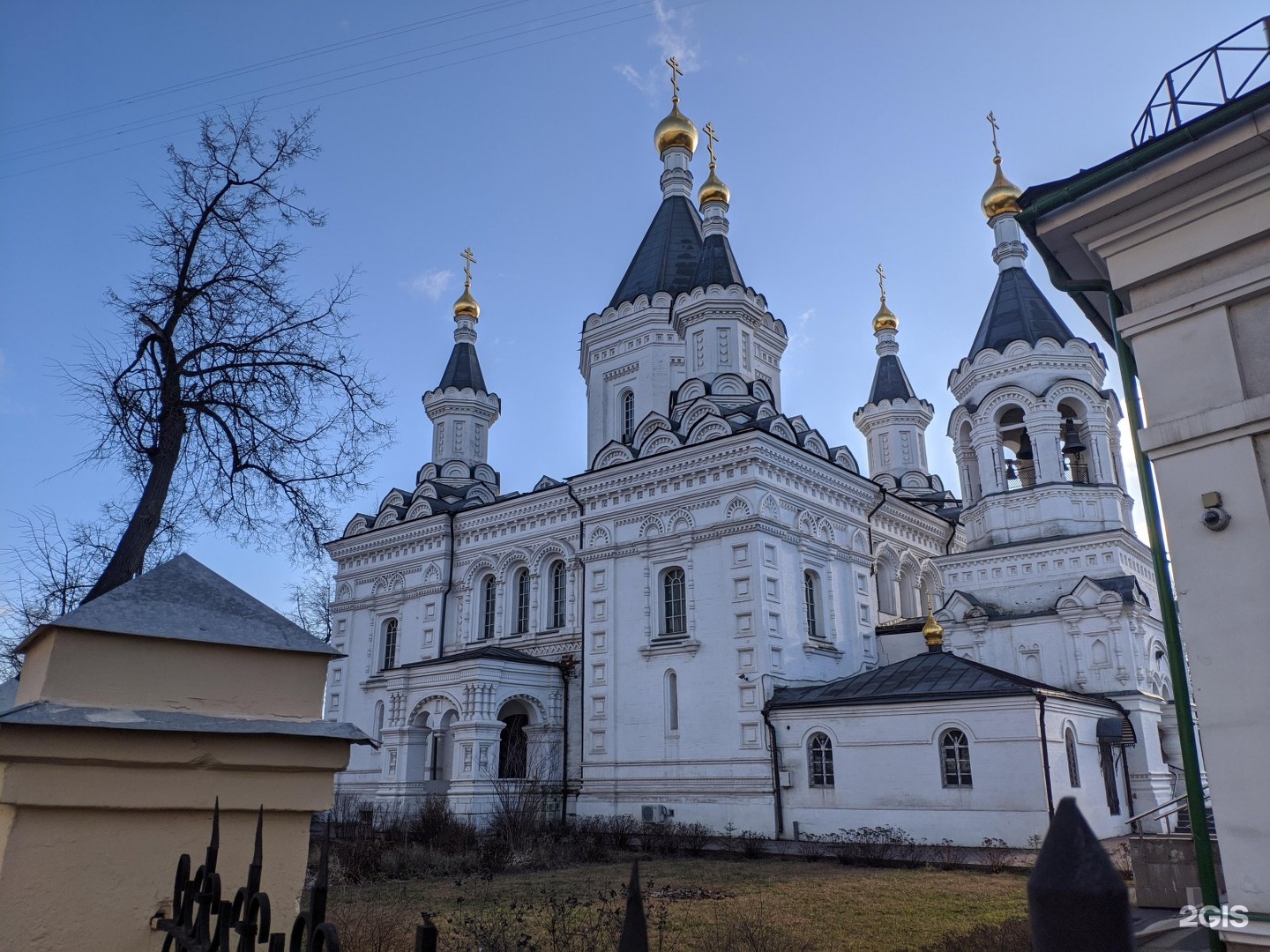 Храм на девичьем поле расписание. Храм Архистратига Михаила на девичьем поле. Храм Архангела Михаила Плющиха. Храм Михаила Архангела на девичьем поле в Москве. Храм Архангела Михаила Еланского.