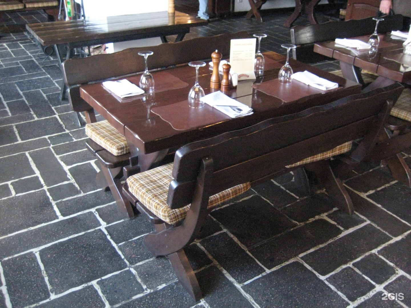 Столы и стулья для кафе и ресторанов из дерева
