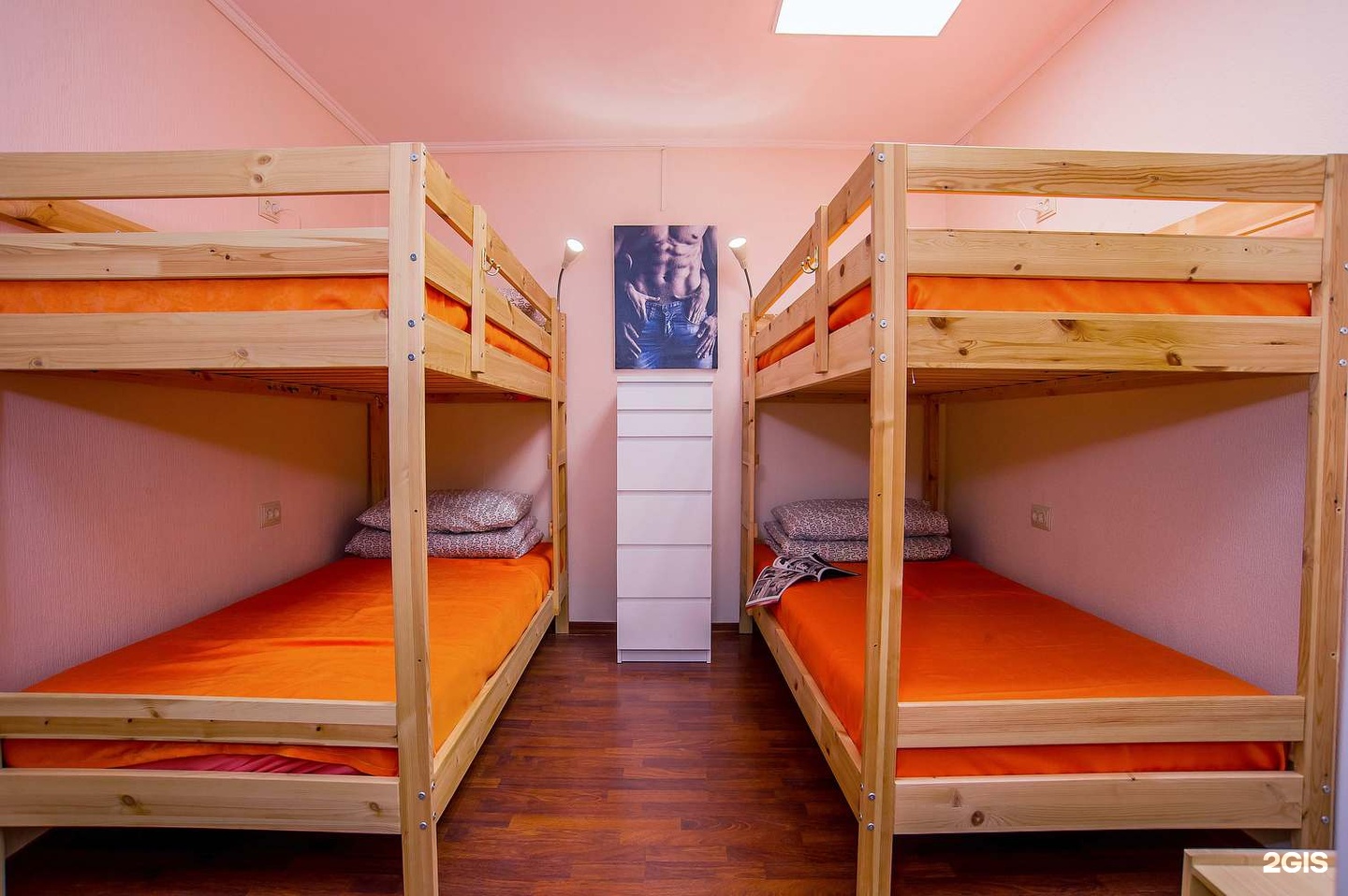 Комната в лагере с двухъярусными кроватями