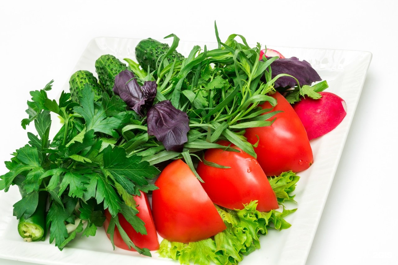 Салат помидоры лук укроп. Кафе Тбилисо Нижневартовск. Овощи и зелень. Свежие овощи и зелень. Зелень ассорти.