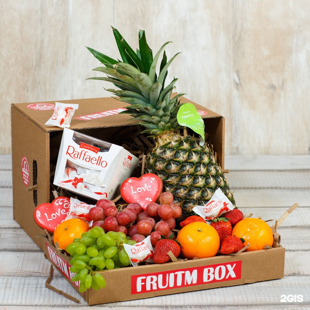 Box fruits. Фруктовая коробка. Фруктовый магазин. Фруктовый букет с ананасом в коробке. Фрукты в коробке в магазине.