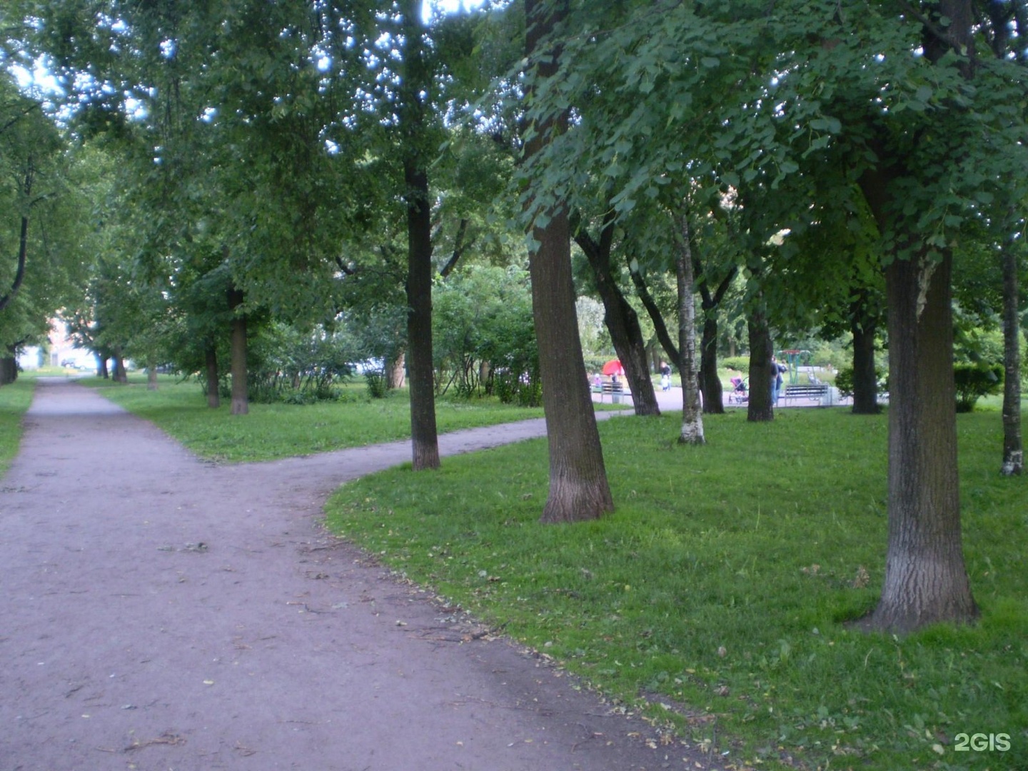 Парк есенина санкт петербург. Парк имени Есенина Санкт-Петербург Большевиков. Парка Есенина СПБ 1980г.. Парк Есенина фонари квадраты вдоль Большевиков арки. Парк Есенина Санкт-Петербург фото 90 годов.