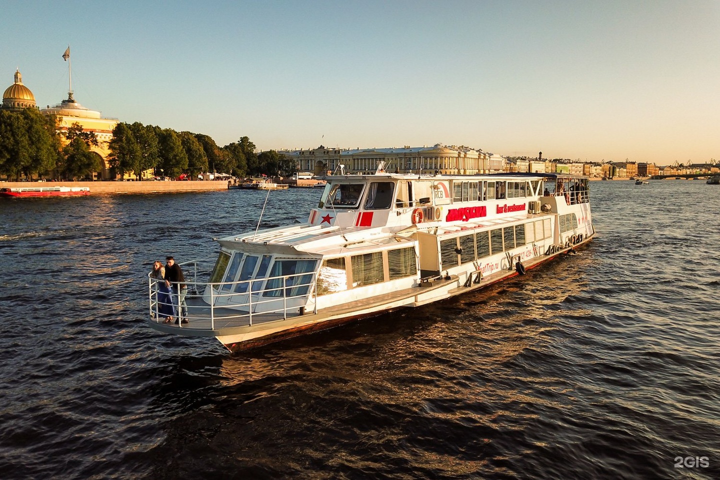 Покататься на теплоходе в санкт петербурге. Теплоход Аленка Санкт-Петербург. Теплоходная прогулка Санкт-Петербург.