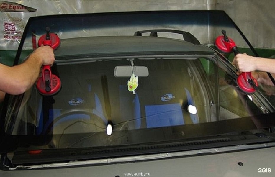 Где можно поменять лобовое стекло на машине. Вклейка стекол автомобиля. Оргстекло в машину. Автостекло. Вклейка автомобильного стекла.