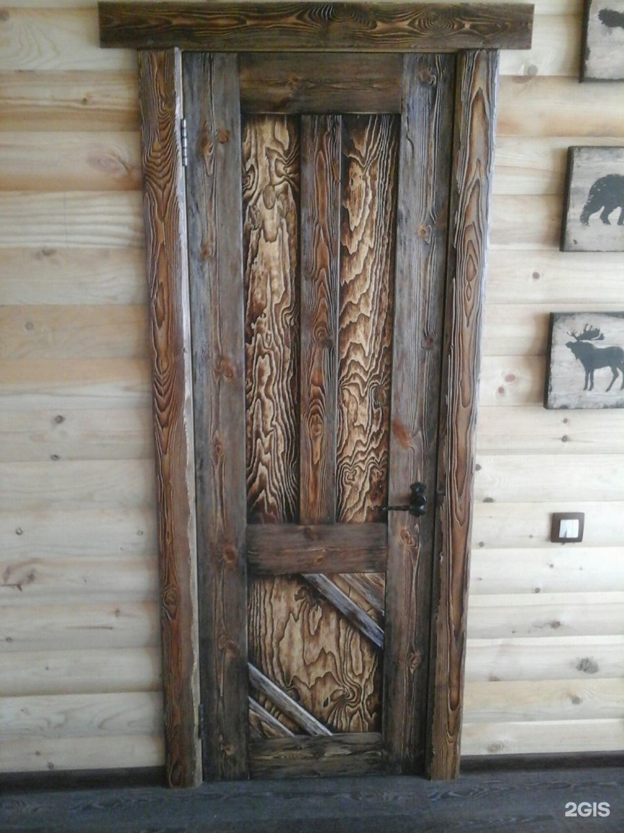 Обналичка дверей своими руками. Двери брашированные под старину. Деревянные двери под старину. Дверь из состаренного дерева. Двери из массива под старину.
