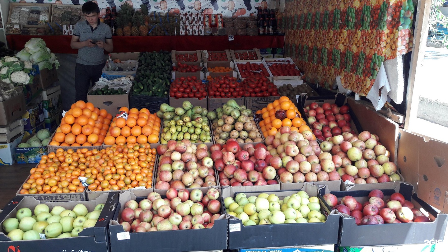 Аренда под фрукты. Фруктовая витрина на рынке. Прилавок с овощами и фруктами на рынке. Витрина овощи и фрукты на рынке. Овощной рынок.