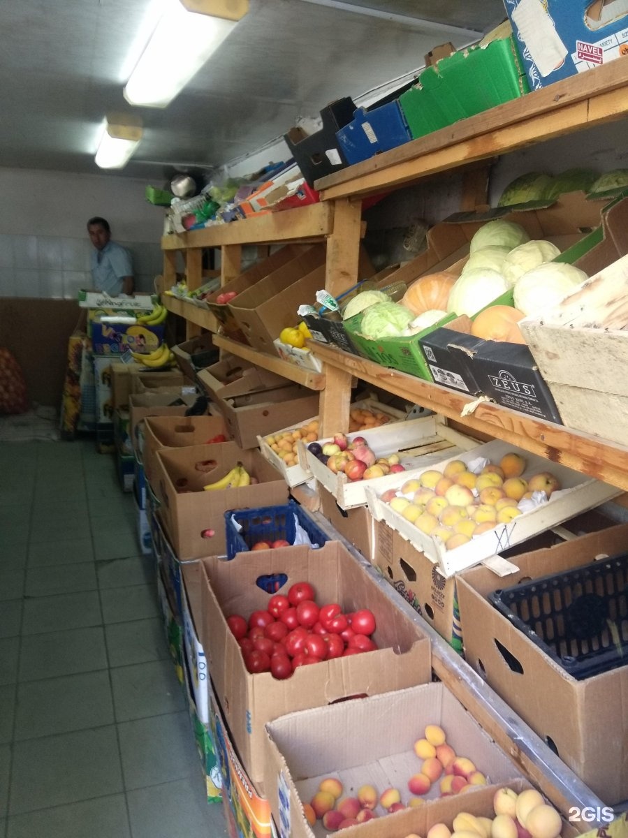 Аренда под фрукты. Овощной магазин в гараже. Склад фрукты овощи. Овощной отдел в магазине фото. Помещения в аренду для овощи фрукты.