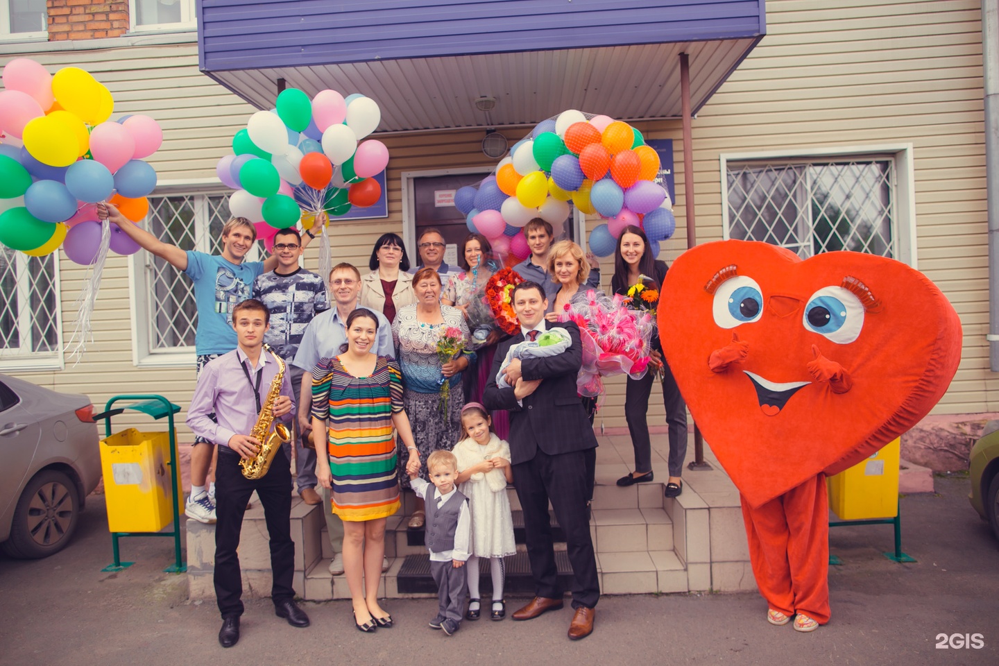 Встреча с роддома. Встреча с роддома. Оригинальная встреча из роддома. Как встретить подругу. Встреча из роддома фотосессия.