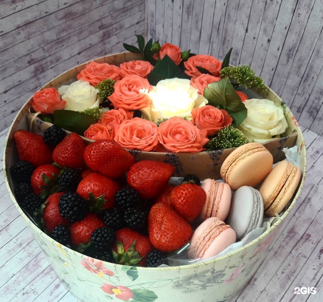 Коробка с цветами и фруктами