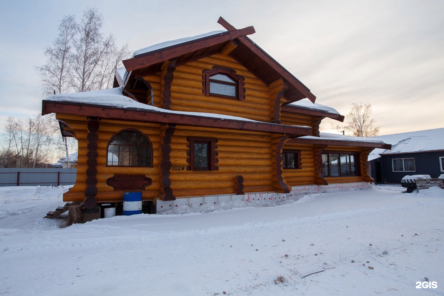 Сруб красноярск. Пост энд бим из оцилиндрованного бревна. Сруб из крупного бревна. Ангарские терема в красноярске сайт. Сруб из вяза.