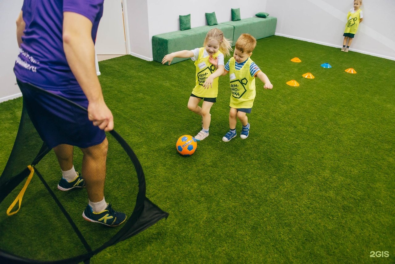 Football center. Фото дети играют в футбол Зенит Чемпионика.