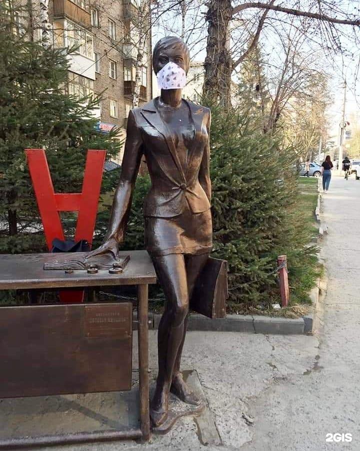 Памятник деловой женщине в Новосибирске. Памятник бизнес леди Новосибирск. Скульптура деловая женщина в Новосибирске. Женщины из Новосибирска. Озорная дама новосибирск