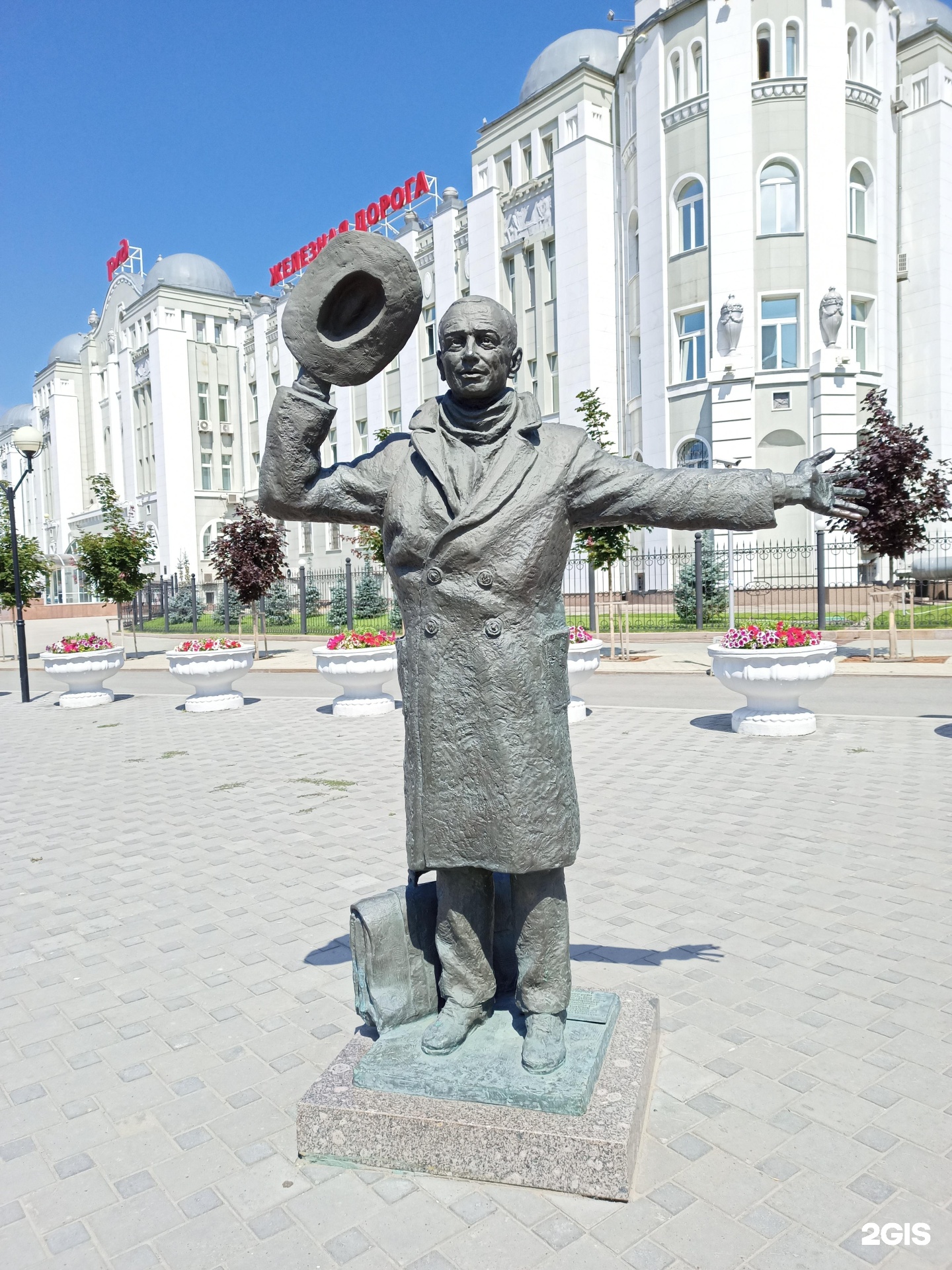 Памятник Юрию Деточкину из кинофильма "Берегись автомобиля"