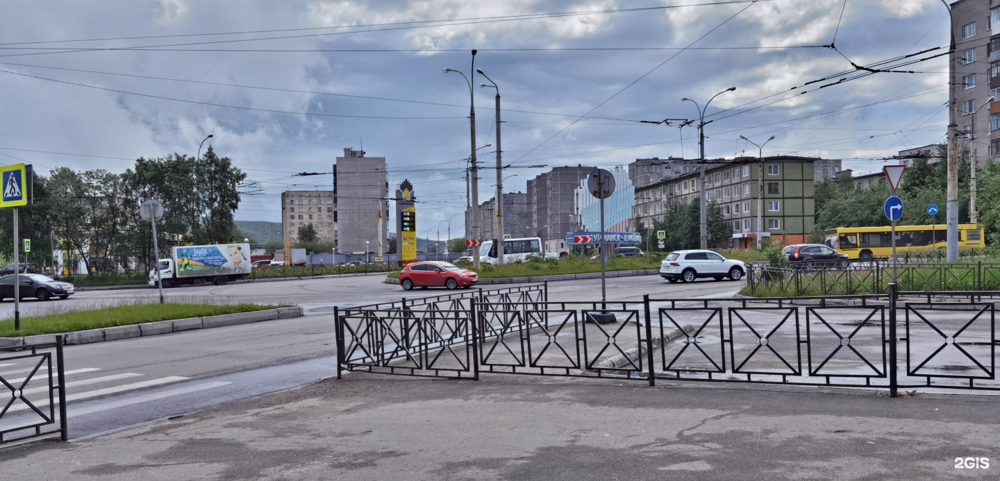 Мурманск лобова. Остановка Адмирала Нахимова. Остановки 3 тралик Мурманск. Остановка больница Мурманск Лобова. Улица Гагарина со стороны остановки фото Мурманск.