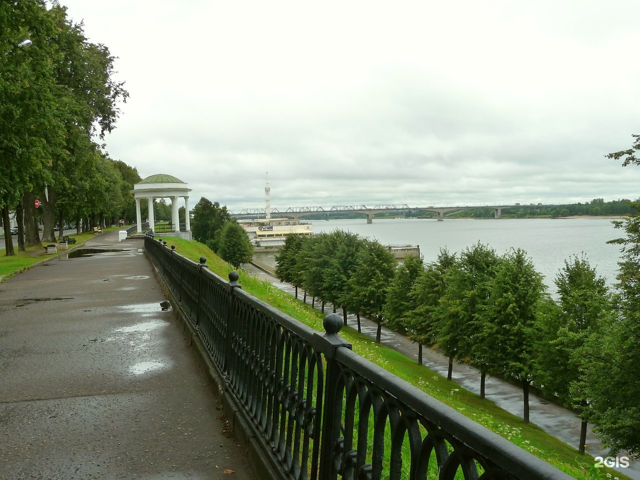 Волга волжская наб 2 ярославль фото. Ярославль Волжская набережная 2 Волга. Волга Ярославль Волжская набережная. Беседка на Волжской набережной Волжская набережная. Волжская набережная Ярославль фото.