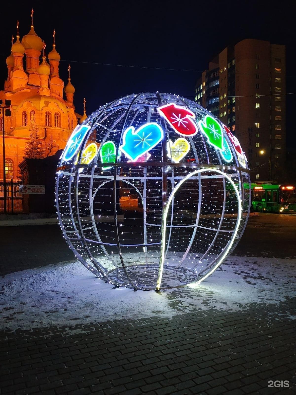 Новогодний челябинск. Украшение города к празднику. Челябинск иллюминация. Арт объекты Челябинска новогодние.