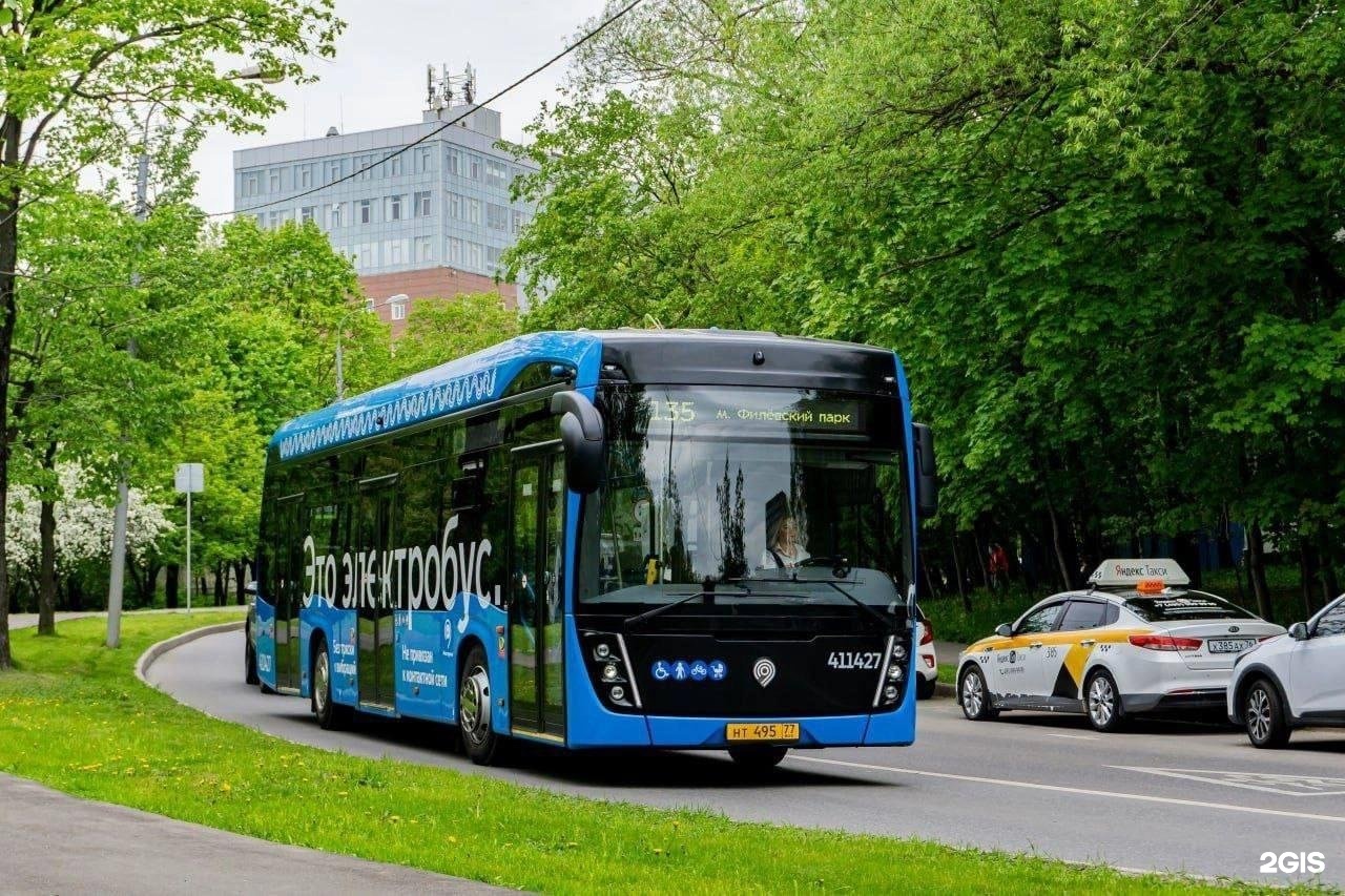 автобус на маршруте в москве