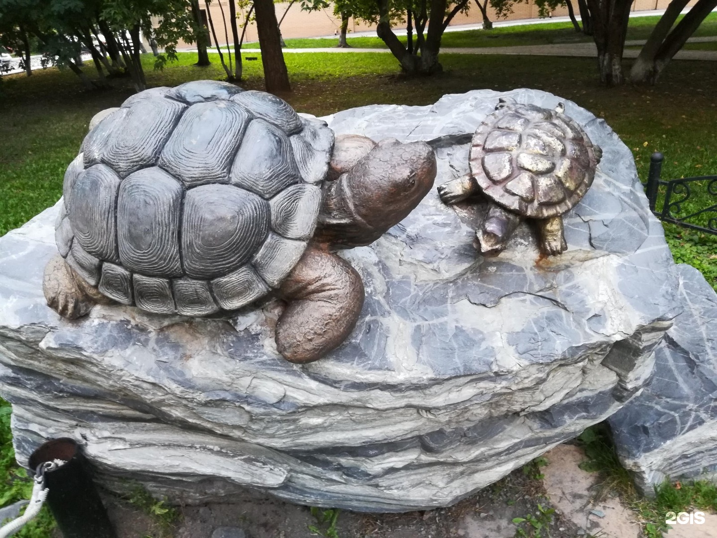 Черепахи новосибирск. Черепаха скульптура. Памятник черепахе. Каменная черепаха. Черепаха в ландшафте.