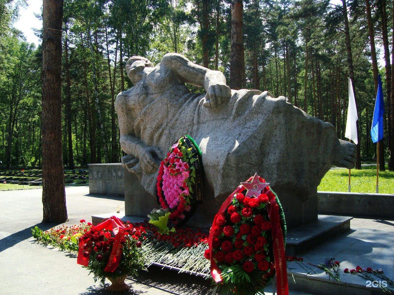 Заельцовское кладбище новосибирск найти могилу. Заельцовское кладбище Новосибирск. Мемориал раненый воин Новосибирск. Воинское кладбище Новосибирск. Мемориал солдату Заельцовское кладбище Новосибирск.