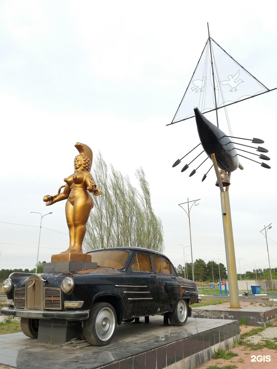 Такси ангарск. Памятник дождливое такси Ангарск. Арт объект дождливое такси Ангарск. Ангарск такси дождя. Памятник такси Ангарска.