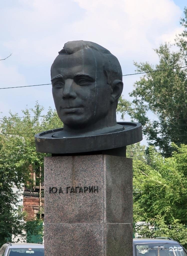 гагарин иркутск. бульвар гагарина иркутск. памятник гагарину в иркутске. памятник юрия гагарина в иркутске. памятники на бульваре гагарина иркутска.