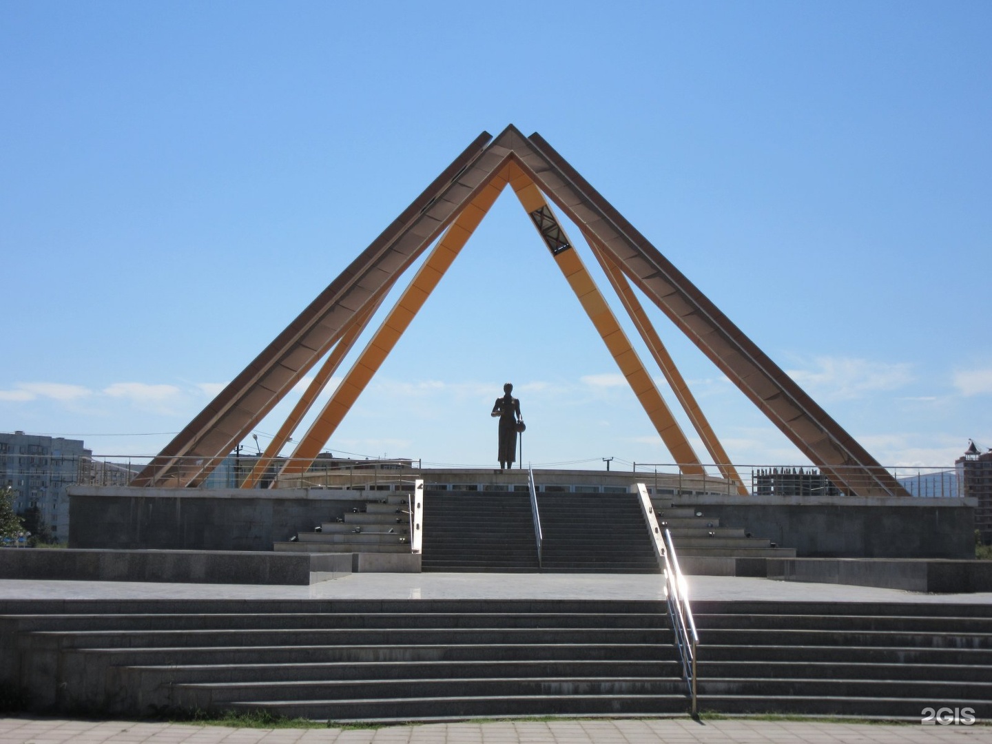 Памятник русской учительнице в Махачкале