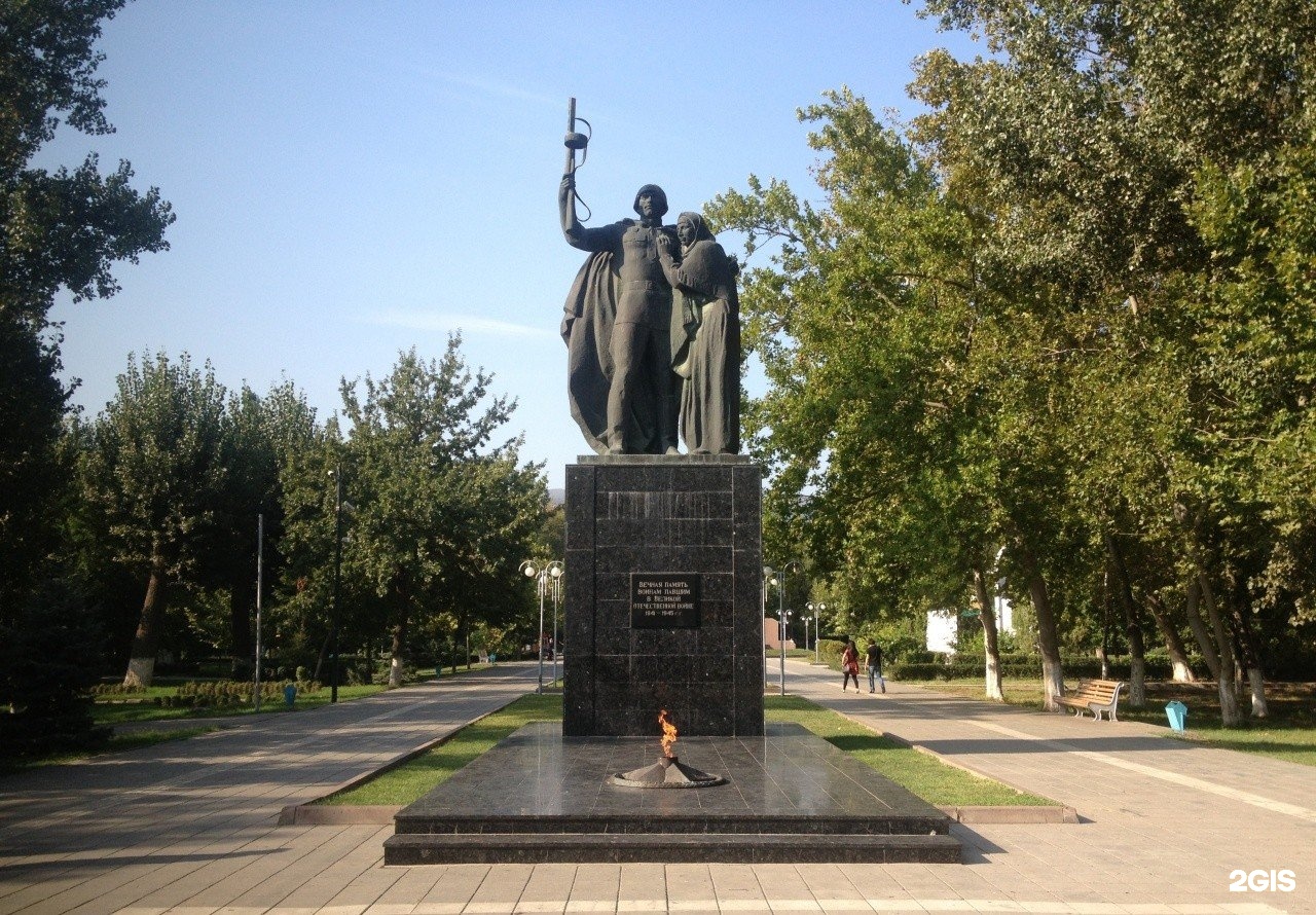 Памятник в парке Ленинского Комсомола Махачкала