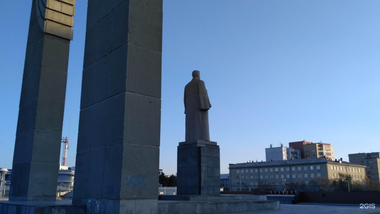 памятник курчатову в москве