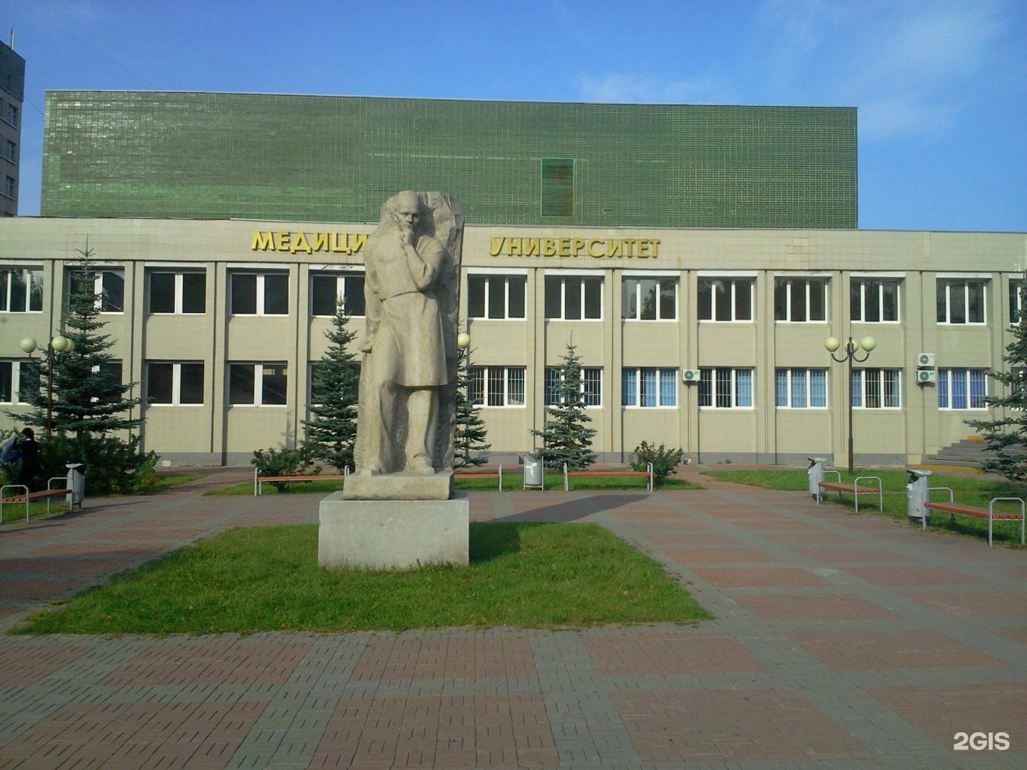 Юугму челябинск. Мед Академия в Челябинске. Памятник врачам Челябинск. ЮУГМУ памятник врачу. Медакадемия Челябинск официальный сайт.