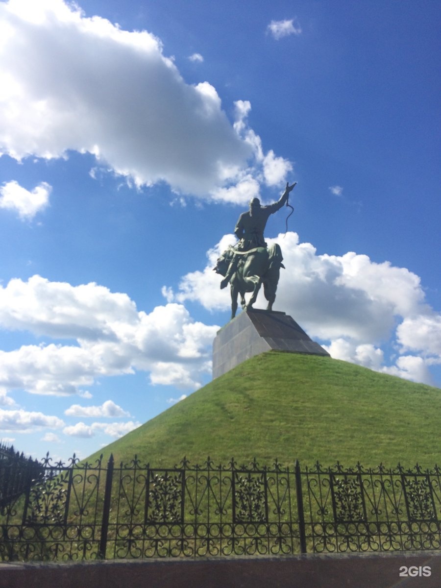 Салават юлаев памятник год. Салават Юлаев памятник в Уфе. Памятник Салавату Юлаеву. Памятник Салавату Юлаеву в Уфе. Салават Юлаев батыр памятник.