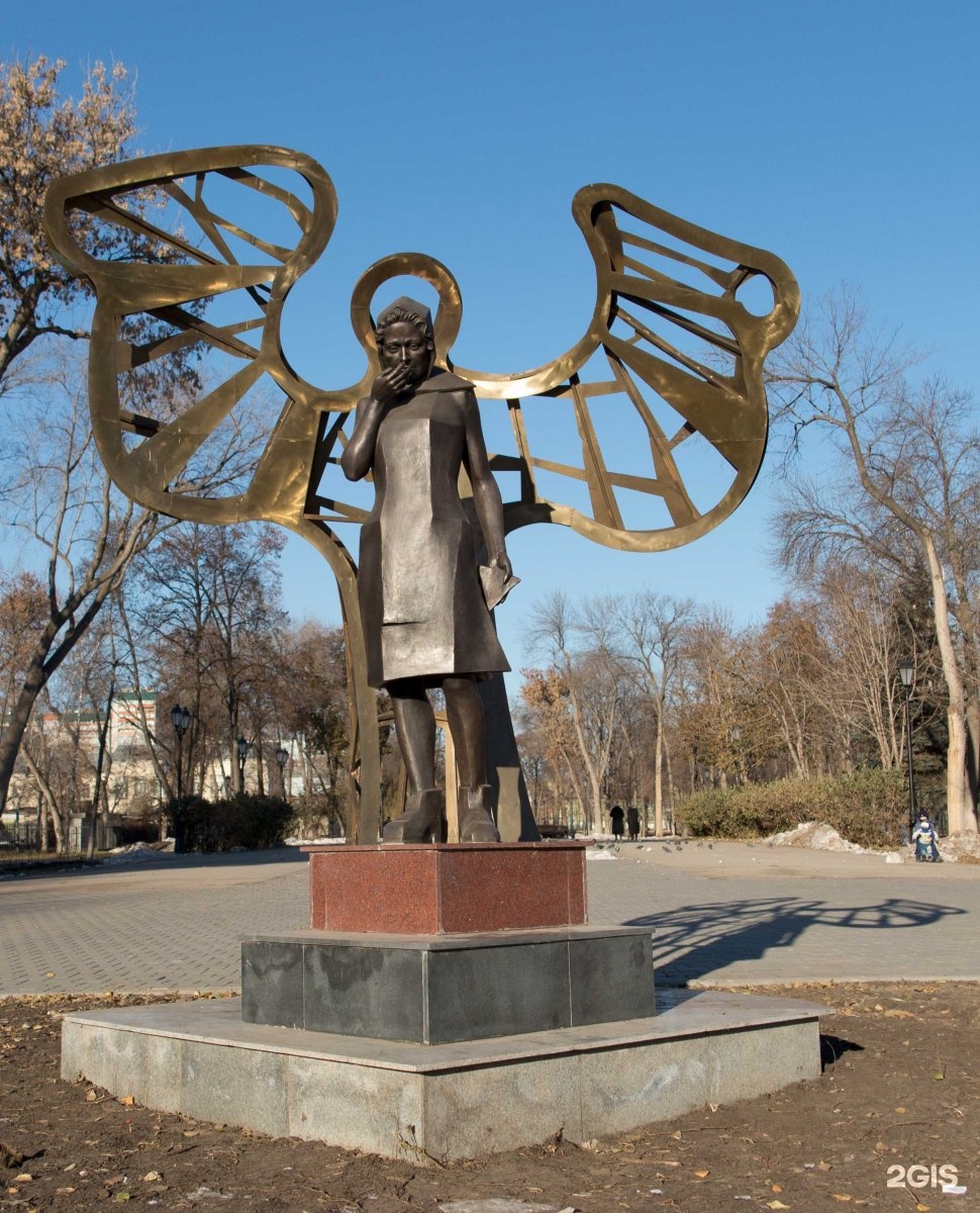 Самаре мать. Памятник женщина мать Самара. Памятник в сквере Родина Самара. Сквер Родина мать Самара. Самара скульптура женщина мать.