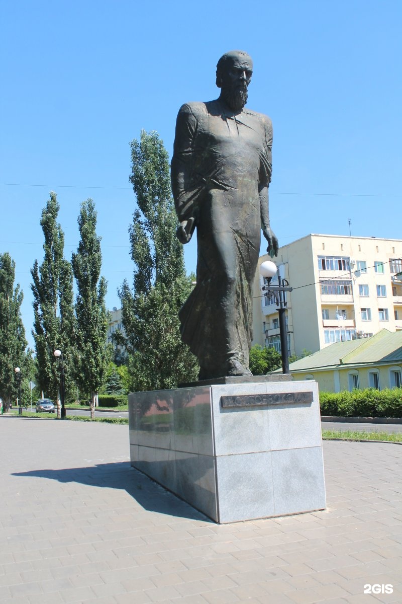 Достоевский омск. Памятник ф м Достоевскому в Омске. Статуя Достоевского в Омске. Памятник Достоевскому в Омске на улице Ленина. Памятник ф. м. Достоевскому (г. Омск,2001 г.).