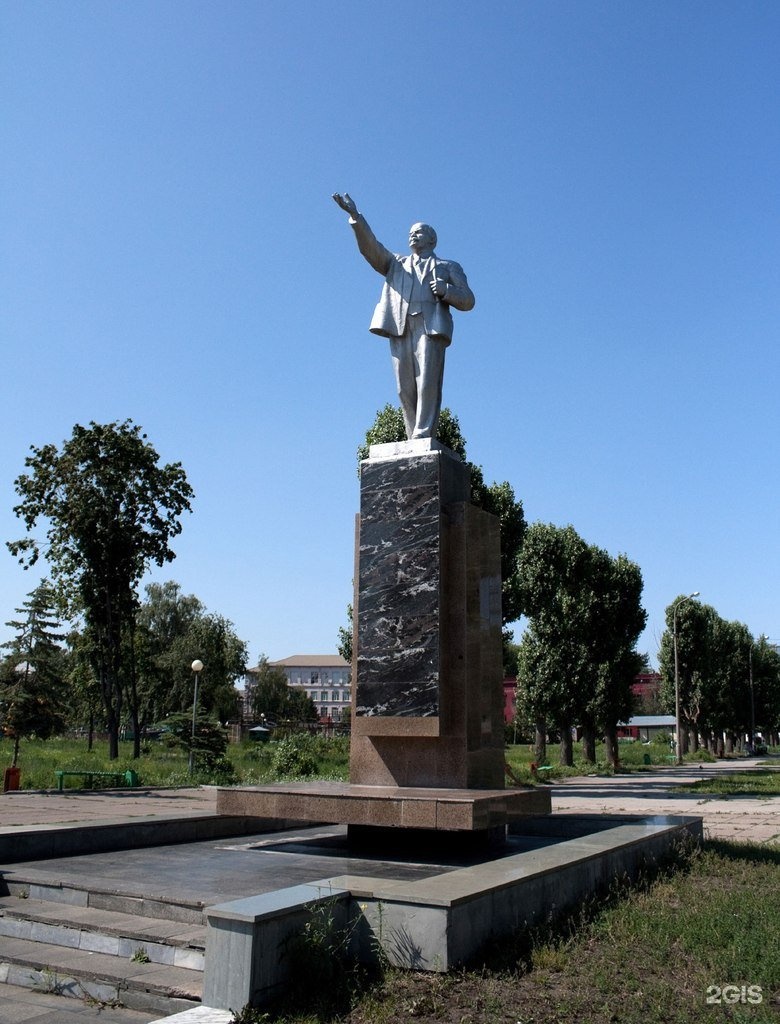 Памятники города тольятти. Парк Татищева Тольятти. Памятник Ленину в Тольятти. Тольятти достромичательности. Центральный парк памятник Ленину Тольятти.