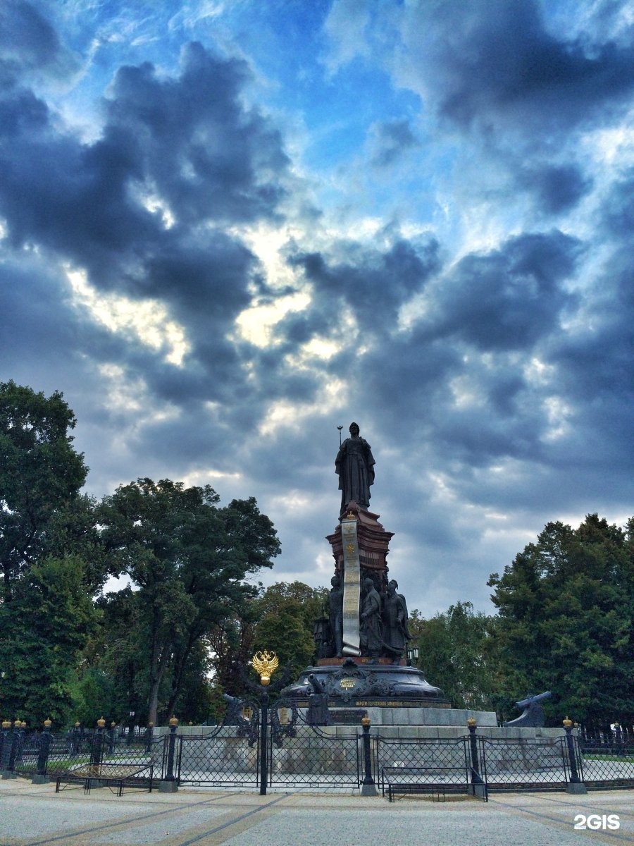 Памятники екатерине в городах. Памятник Екатерине II (Краснодар). Памятник Екатерине в Краснодаре. Памятник императрице Екатерине II Краснодар. Парк Екатерины 2 Краснодар.