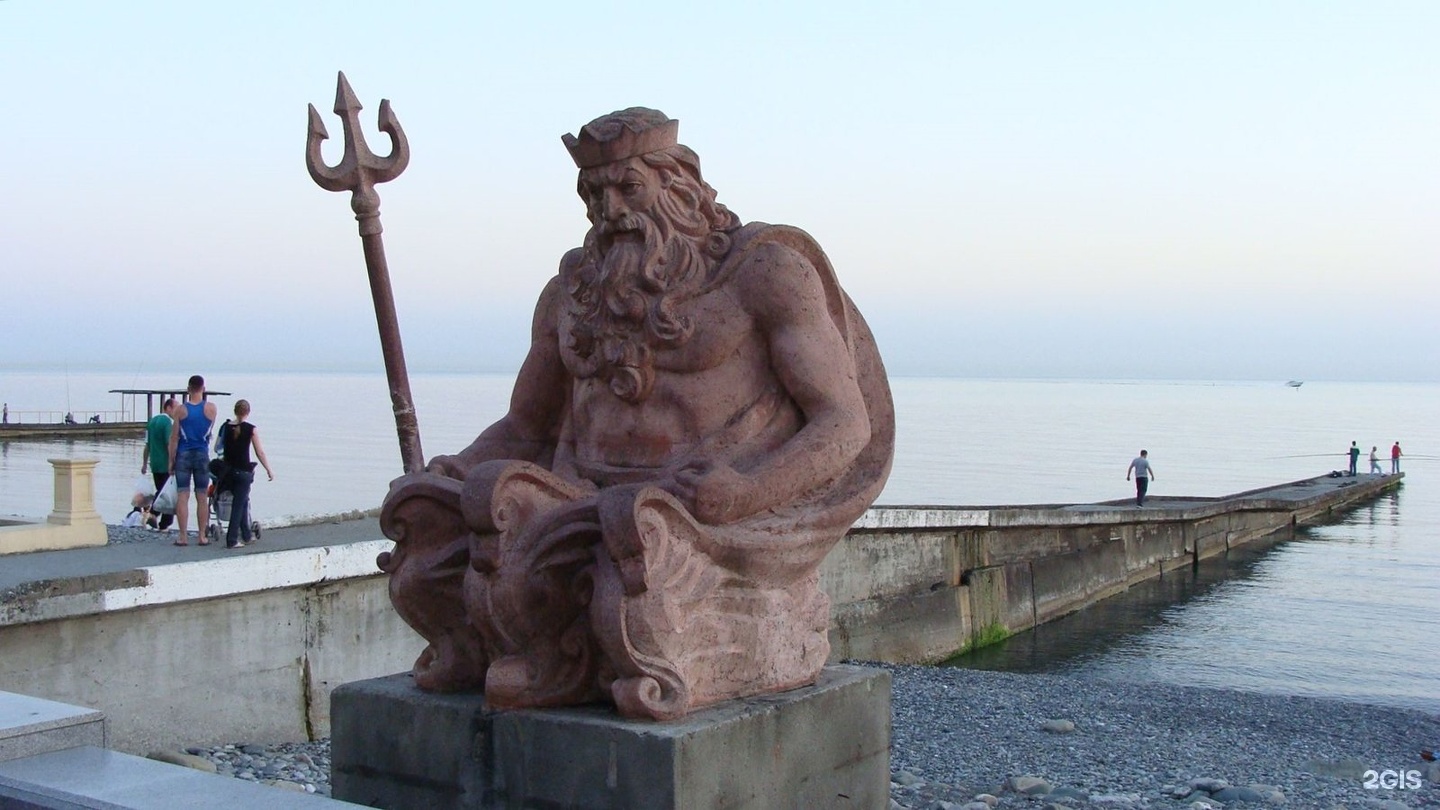 Сочи нептун на набережной. Статуя нептуна в сочи. Сочи нептун на набережной. Памятник нептуну в сочи. Статуя нептуна в сочи.