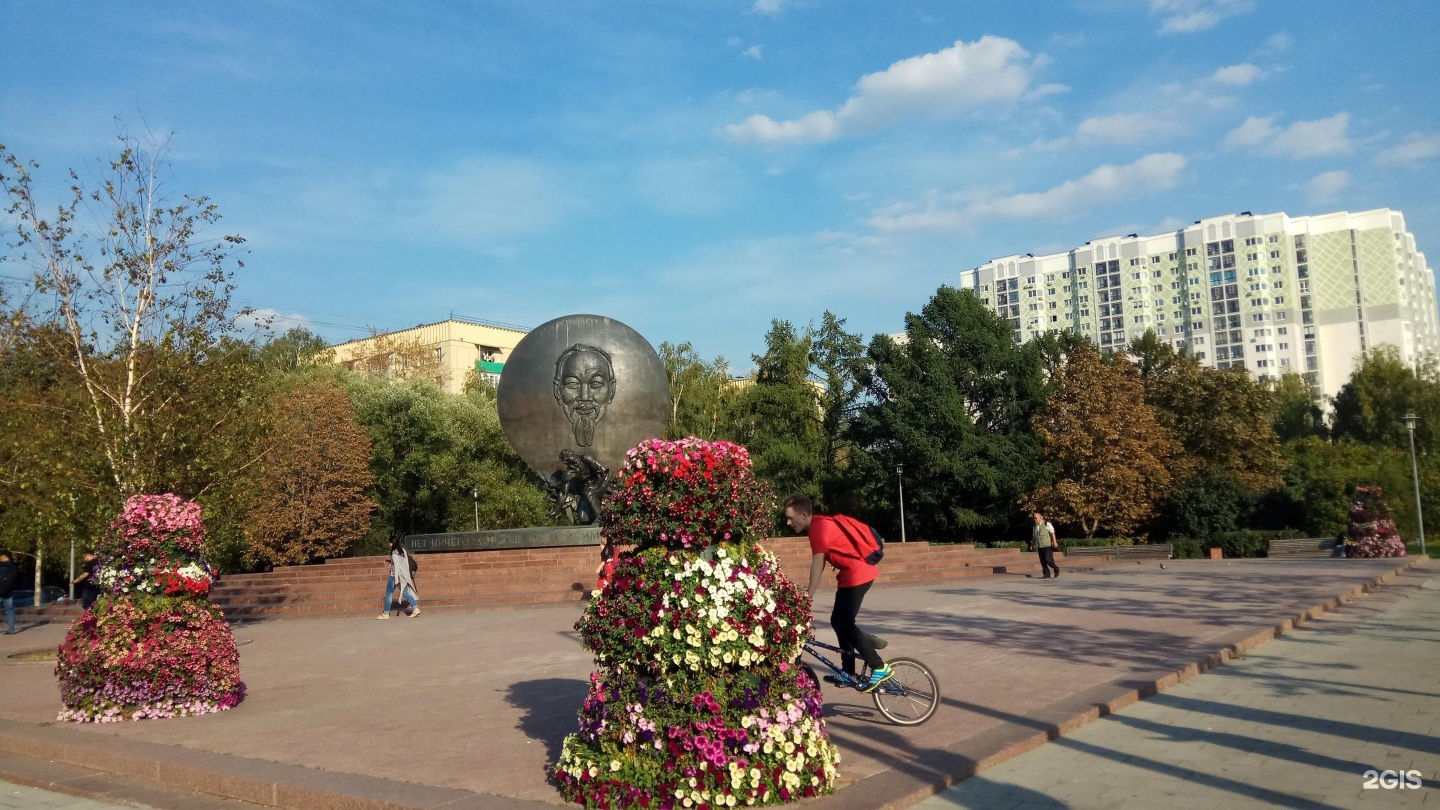 памятник хошимину на академической