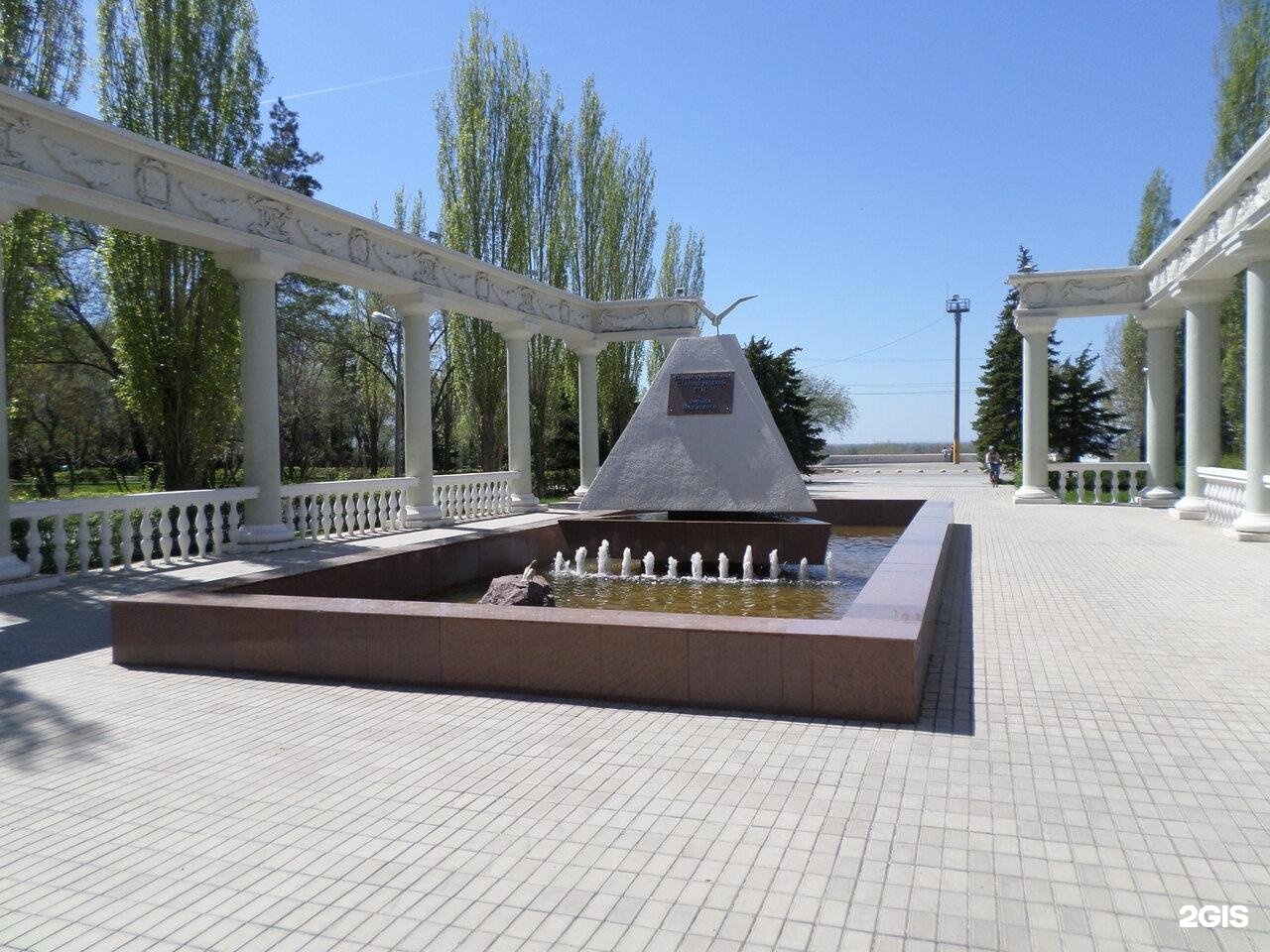 В волгоградском волжском. Мемориал первостроителям Волжского. Памятник первостроителям Волжского. Прибрежный парк Волжский. Фонтаны Волжского Волгоградской области.